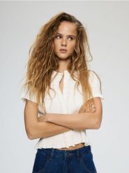 Sweter z krótkim rękawem - złamana biel. Swetry damskie Reserved, l, bez wzorów, z bawełny, bez kołnierzyka, bez ramiączek, krótkie, bez kaptura. Za 119.99 zł.