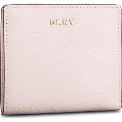 Mały Portfel Damski DKNY - Bryant Bifold Wallet R83Z3657 Iconic Bls 3IB. Portfele damskie marki DKNY. W wyprzedaży za 239.00 zł.