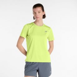 Koszulka damska New Balance WT41222AFG – zielona. Zielone koszulki sportowe damskie New Balance, m, bez wzorów, z materiału, eleganckie, bez kołnierzyka. Za 149.99 zł.