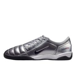 Buty do chodzenia dla dorosłych Nike Total 90 3 SP Metallic Silver Red. Czarne obuwie sportowe damskie Nike, bez wzorów, ze skóry, na fitness i siłownię. Za 859.49 zł.