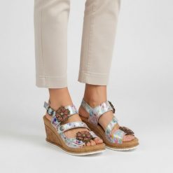 Sandały damskie Laura Vita, stabilny klin lekka podeszwa miękka wkładka wygodne zapięcie dobre podparcie stopy efektowne zdobienia, beżowe, 22 AS308-. Brązowe klapki damskie Laura Vita, z aplikacjami, z jeansu, bez obcasa, na koturnie, bez zapięcia. Za 305.90 zł.