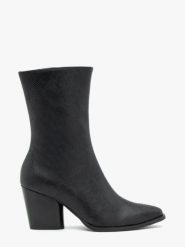 Czarne wyższe botki z fakturą skóry jaszczurki. Czarne botki damskie Ryłko, ze skóry, eleganckie, bez obcasa, na obcasie, bez zapięcia. Za 499.99 zł.