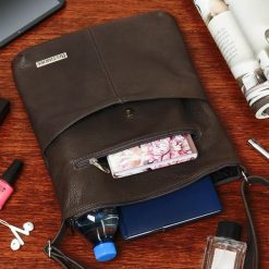 Ciemnobrązowa skórzana listonoszka damska torebka na ramię Beltimore 934. Brązowe torby na ramię damskie bez wzorów, bez dodatków. Za 189.99 zł.