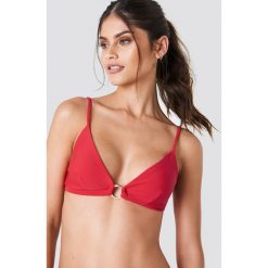 J&K Swim X NA-KD Góra bikini z detalem - Red. Bikini damskie marki J&K Swim X NA-KD. Za 60.95 zł.