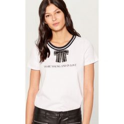 Koszulka z kokardą - Kremowy. T-shirty damskie marki Mohito. Za 59.99 zł.