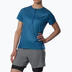 Koszulka do biegania damska Mizuno Trail Graphic Tee. Niebieskie koszulki sportowe damskie Mizuno, s, bez wzorów, z materiału, bez kołnierzyka, bez ramiączek, do biegania. Za 329.99 zł.