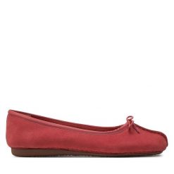 Baleriny Clarks. Czerwone baleriny damskie Clarks, bez wzorów, bez obcasa. Za 239.99 zł.