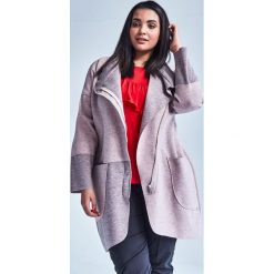 Różowy płaszcz Zosia dla puszystych OVERSIZE PLUS SIZE WIOSNA. Płaszcze damskie marki Moda Size Plus Iwanek. Za 189.00 zł.