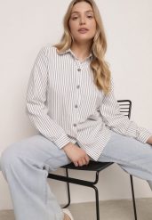 Biała Klasyczna Koszula z Bawełną w Paski Zapinana na Ozdobne Guziki Doriareida. Białe bluzki damskie Born2be, m, bez wzorów, z bawełny, eleganckie, bez kołnierzyka, bez ramiączek. Za 69.99 zł.