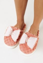 Czerwone Kapcie z Tłoczonego Futerka z Kokardą Davike. Czerwone kapcie damskie Born2be, bez wzorów, z futra, z okrągłym noskiem. Za 29.99 zł.