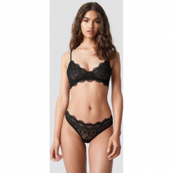 NA-KD Lingerie Figi z ozdobną koronką - Black. Czarne figi damskie NA-KD Lingerie, w koronkowe wzory, z koronki. Za 40.95 zł.