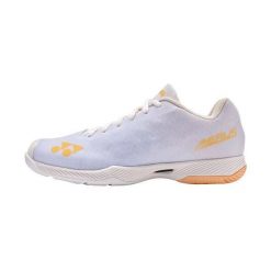 Damskie buty do badmintona Yonex PC Aerus Z. Białe obuwie sportowe damskie YONEX, bez wzorów, z materiału. Za 540.50 zł.
