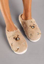 Ciemnobeżowe Kapcie na Płaskiej Podeszwie z Futerkiem Ozdobione Łańcuszkiem i Cyrkoniami Reanivia. Brązowe kapcie damskie Renee, z aplikacjami, z dresówki. Za 79.99 zł.