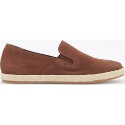 Skórzane półbuty typu slip-on - Brązowy. Brązowe półbuty na co dzień męskie marki Reserved. Za 199.99 zł.