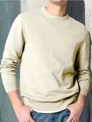 Sweter z okrągłym dekoltem - zielony. Zielone swetry przez głowę męskie Sinsay, l, bez wzorów, bez kołnierzyka. Za 24.99 zł.