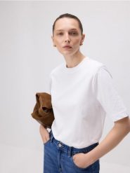 T-shirt z poduszkami na ramionach - złamana biel. T-shirty damskie Reserved, l, bez wzorów, z bawełny, bez kołnierzyka. W wyprzedaży za 49.99 zł.