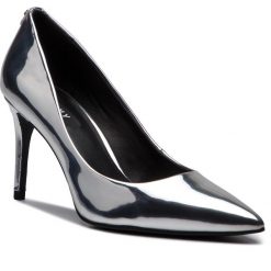 Szpilki DKNY - Letty Pump K3866982 Silver 40. Szare szpilki damskie DKNY, z materiału. Za 599.00 zł.