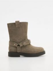 Zamszowe botki z klamrą - oliwkowy. Zielone botki damskie Reserved, z zamszu, bez obcasa, bez zapięcia. W wyprzedaży za 139.99 zł.