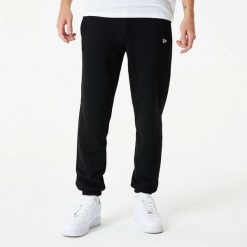 Spodnie do biegania New Era Essentials. Czarne eleganckie spodnie męskie New Era, bez wzorów. W wyprzedaży za 216.50 zł.