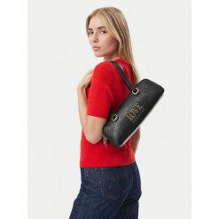 Torebka LOVE MOSCHINO. Czarne torebki do ręki damskie Love Moschino, bez wzorów, klasyczne, bez dodatków. Za 859.99 zł.