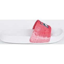 Fila - Klapki Palm Beach. Czerwone klapki damskie Fila, bez wzorów, z materiału, bez obcasa, na obcasie, bez zapięcia. W wyprzedaży za 59.90 zł.