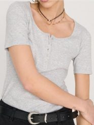 Prążkowana koszulka z guzikami - szary. Szare t-shirty damskie Sinsay, l, bez wzorów, prążkowane, bez kołnierzyka. Za 19.99 zł.
