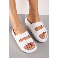 Białe Klapki Phoebaste. Białe klapki damskie Renee, z aplikacjami, z gumy, klasyczne, bez obcasa, na płaskiej podeszwie. Za 24.99 zł.