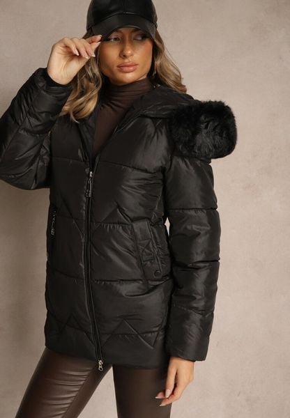 Czarna Pudełkowa Kurtka z Pikowanymi Przeszyciami i Kapturem z Futerkiem Vebina. Czarne kurtki damskie Renee, l, bez wzorów, z dzianiny. Za 199.99 zł.