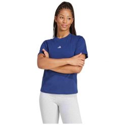 Koszulka damska adidas Essentials Small Logo. Niebieskie koszulki sportowe damskie Adidas, xs, bez wzorów, z bawełny, bez kołnierzyka, bez ramiączek, na fitness i siłownię. Za 123.80 zł.