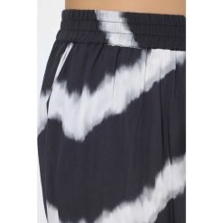 Damskie Spodnie palazzo wzór w zygzaki szeroka nogawka elastyczny pas. Czarne spodnie materiałowe damskie Ulla Popken, plus size, bez wzorów, z materiału, na jogę i pilates. Za 239.99 zł.