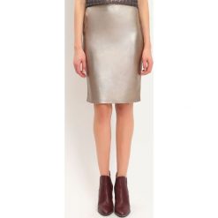 SPÓDNICA REGULARNA DAMSKA GŁADKA. Czerwone spódnice damskie TOP SECRET, na jesień, bez wzorów, eleganckie, dopasowane. W wyprzedaży za 39.99 zł.