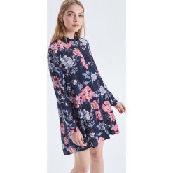 Koszulowa sukienka - Różowy. Sukienki damskie Cropp. Za 59.99 zł.