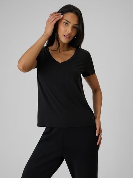 4F T-shirt regular z modalem damski - czarny XS. Czarne t-shirty damskie 4f, l, bez wzorów, z dzianiny, bez kołnierzyka. Za 79.99 zł.