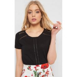Koszulka z ażurowymi wstawkami. T-shirty damskie marki Orsay. W wyprzedaży za 40.00 zł.