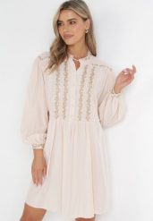 Beżowa Pudełkowa Sukienka Mini z Ozdobnym Haftem Rosenwyn. Brązowe sukienki damskie Born2be, m, z aplikacjami, bez kołnierzyka, bez ramiączek, mini. Za 169.99 zł.