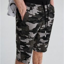 Szorty o kroju jogger - Szary. Szorty męskie marki Cropp. Za 89.99 zł.
