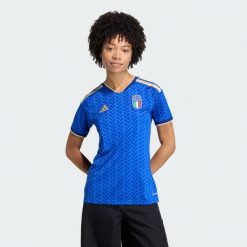 Koszulka Italy 26 Home. Niebieskie koszulki sportowe męskie Adidas, l, bez wzorów, bez kołnierzyka, bez ramiączek, do piłki nożnej. Za 439.00 zł.