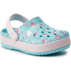 Klapki CROCS - Crocband Multigraphic Clog K 205532 Ice Blue. Sandały dziewczęce marki Crocs. Za 149.00 zł.