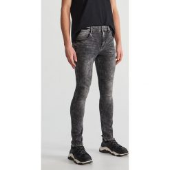 Spodnie jeansowe skinny - Jasny szar. Spodnie materiałowe męskie Reserved. W wyprzedaży za 89.99 zł.