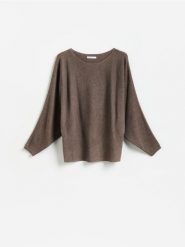 Sweter z kimonowym rękawem - brązowy. Brązowe swetry damskie Reserved, l, bez wzorów, z dzianiny, bez kołnierzyka, bez ramiączek, bez kaptura. Za 99.99 zł.