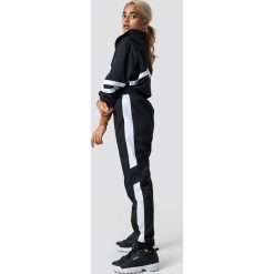 NA-KD Trend Spodnie Side Stripe Tracksuit - Black. Spodnie materiałowe damskie marki NA-KD Trend. Za 161.95 zł.