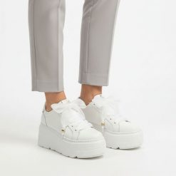 Sneakersy damskie Chebello, model na podwyższonej platformie z cholewką ze skóry naturalnej, wiązany szerokimi tasiemkami, z masywną podeszwą o wyraź. Białe półbuty damskie CheBello, bez wzorów, ze skóry, bez obcasa, bez zapięcia. Za 689.00 zł.