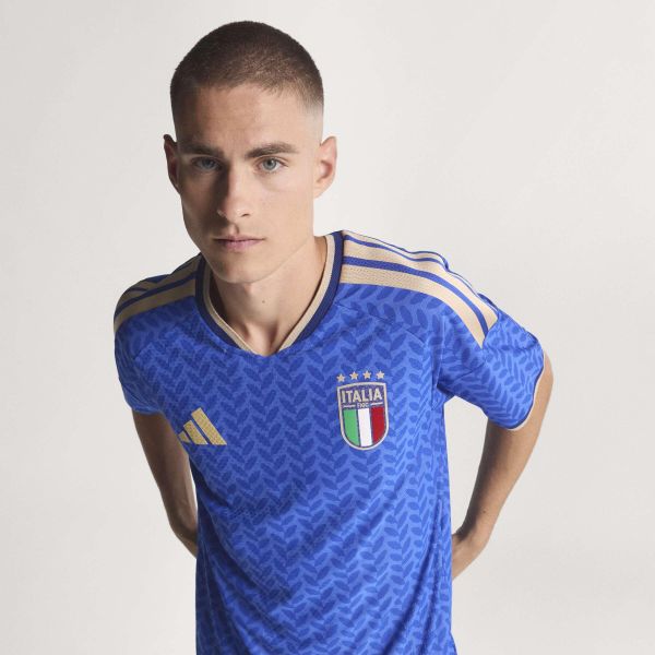 Koszulka domowa Włochy 26 Authentic. Niebieskie koszulki sportowe męskie Adidas, xl, bez wzorów, z dzianiny, bez kołnierzyka, bez ramiączek, do piłki nożnej, climacool (adidas). Za 649.00 zł.