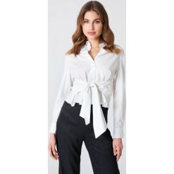 NA-KD Classic Koszula z wiązaniem w talii - White. Koszule damskie marki NA-KD Classic. W wyprzedaży za 60.97 zł.