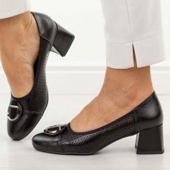 Czarne ażurowe czółenka damskie na obcasie M.Daszyński Sa281-5. Czarne czółenka damskie M.Daszyński, z aplikacjami, z materiału, eleganckie, z okrągłym noskiem, bez obcasa, na obcasie, bez zapięcia. Za 189.00 zł.