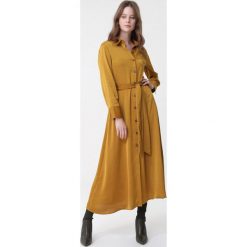 Musztardowa Sukienka Solfatara. Sukienki damskie Born2be, l, bez wzorów, z materiału, bez kołnierzyka, bez ramiączek, maxi, koszulowe. Za 119.99 zł.