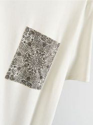 T-shirt z kieszonką z autorskim nadrukiem - złamana biel. T-shirty męskie Reserved, l, bez wzorów, z bawełny, bez kołnierzyka. Za 159.99 zł.