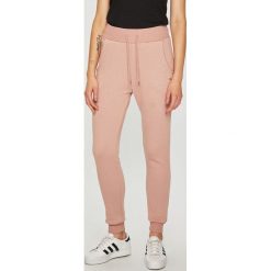 Guess Jeans - Spodnie. Jeansy damskie marki Guess Jeans. W wyprzedaży za 149.90 zł.
