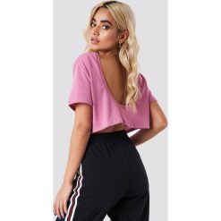 NA-KD Basic Krótki T-shirt z odkrytymi plecami - Pink. T-shirty damskie NA-KD Basic, z bawełny, z dekoltem na plecach. W wyprzedaży za 20.48 zł.