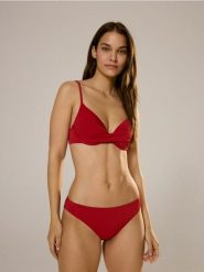 Dół od bikini - czerwony. Czerwone bikini damskie Reserved, l, bez wzorów. W wyprzedaży za 19.99 zł.